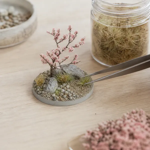 Décor de socle : cerisier miniature monté à la pince.